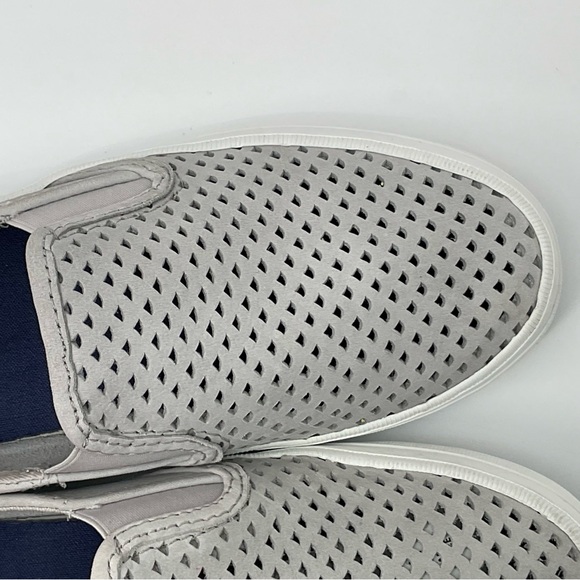 Sperry Crest Gray Leather Loafers Cut Out Scalloped Design Slip On Size 7 Flats - Picture 13 of 16